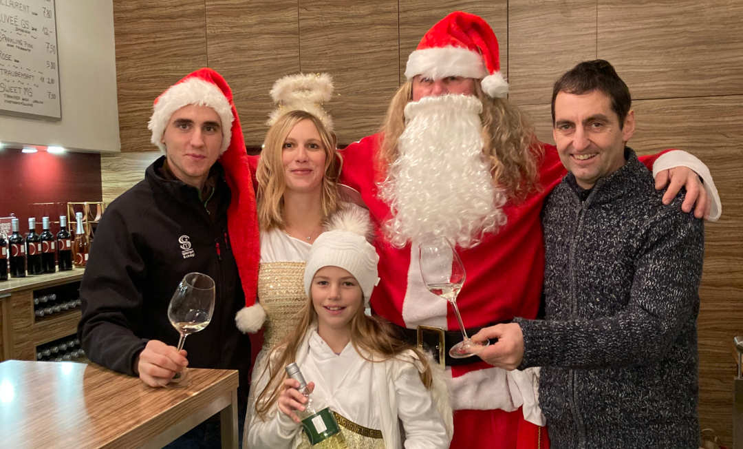 Familie Schagl mit Weihnachtsmann und Christkind