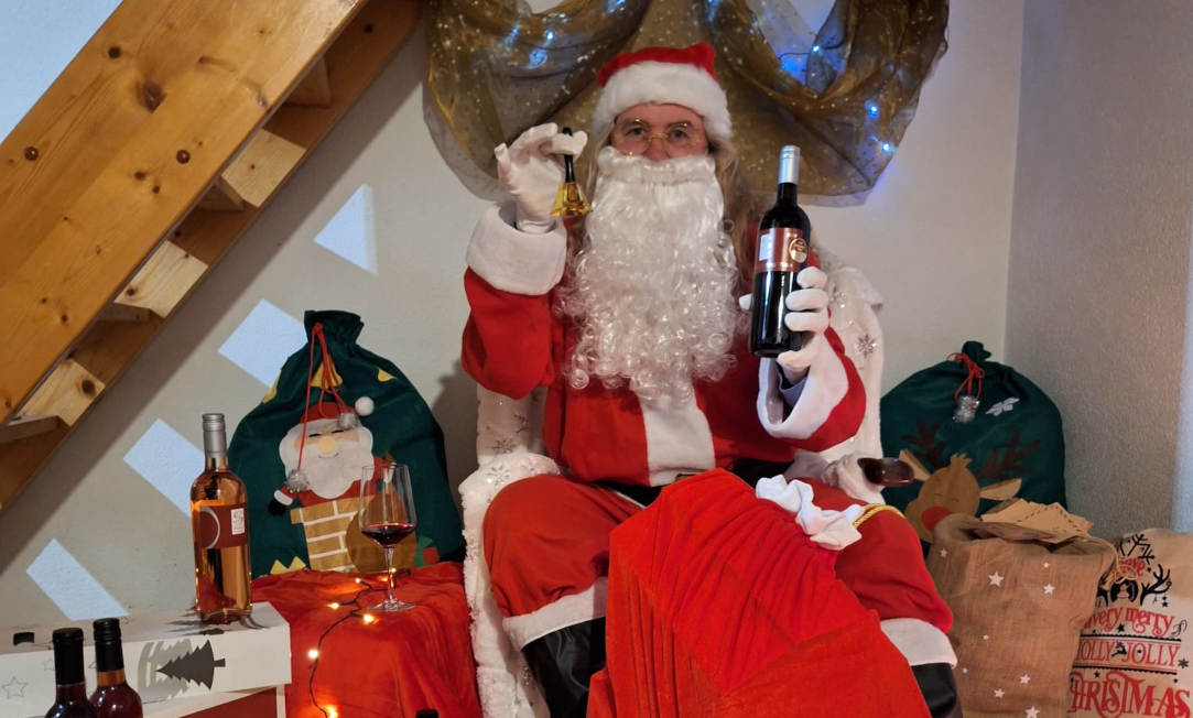 Weihnachtsmann mit Weinflaschen